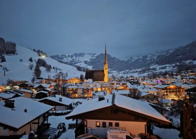 Blick vom Balkon in der Dämmerung