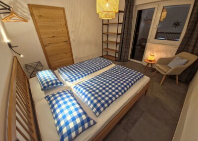 Kingsize Bett im blauen Apartment