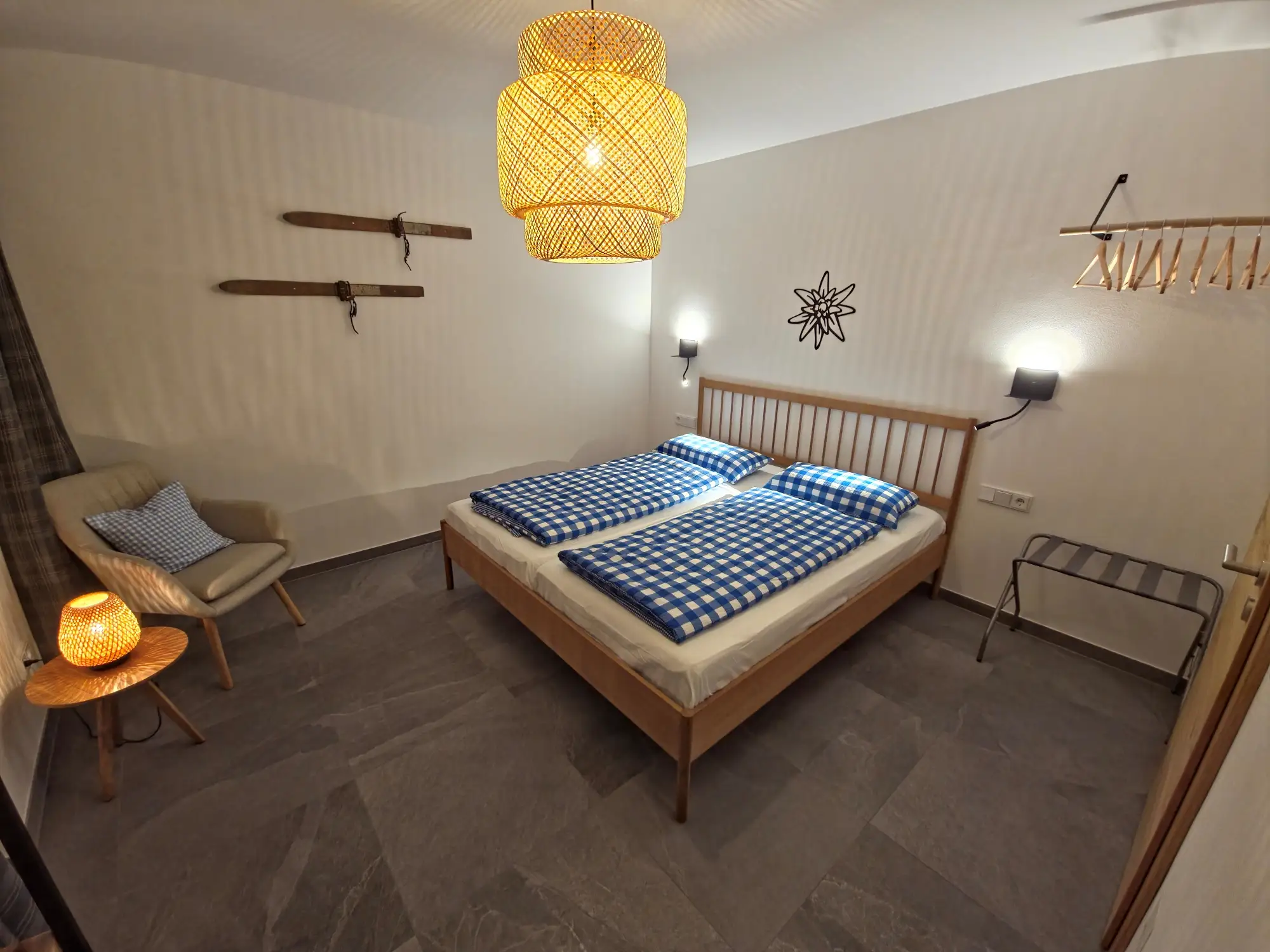 Schlafzimmer Blaues Apartment Kingsize Bett und Lesesessel