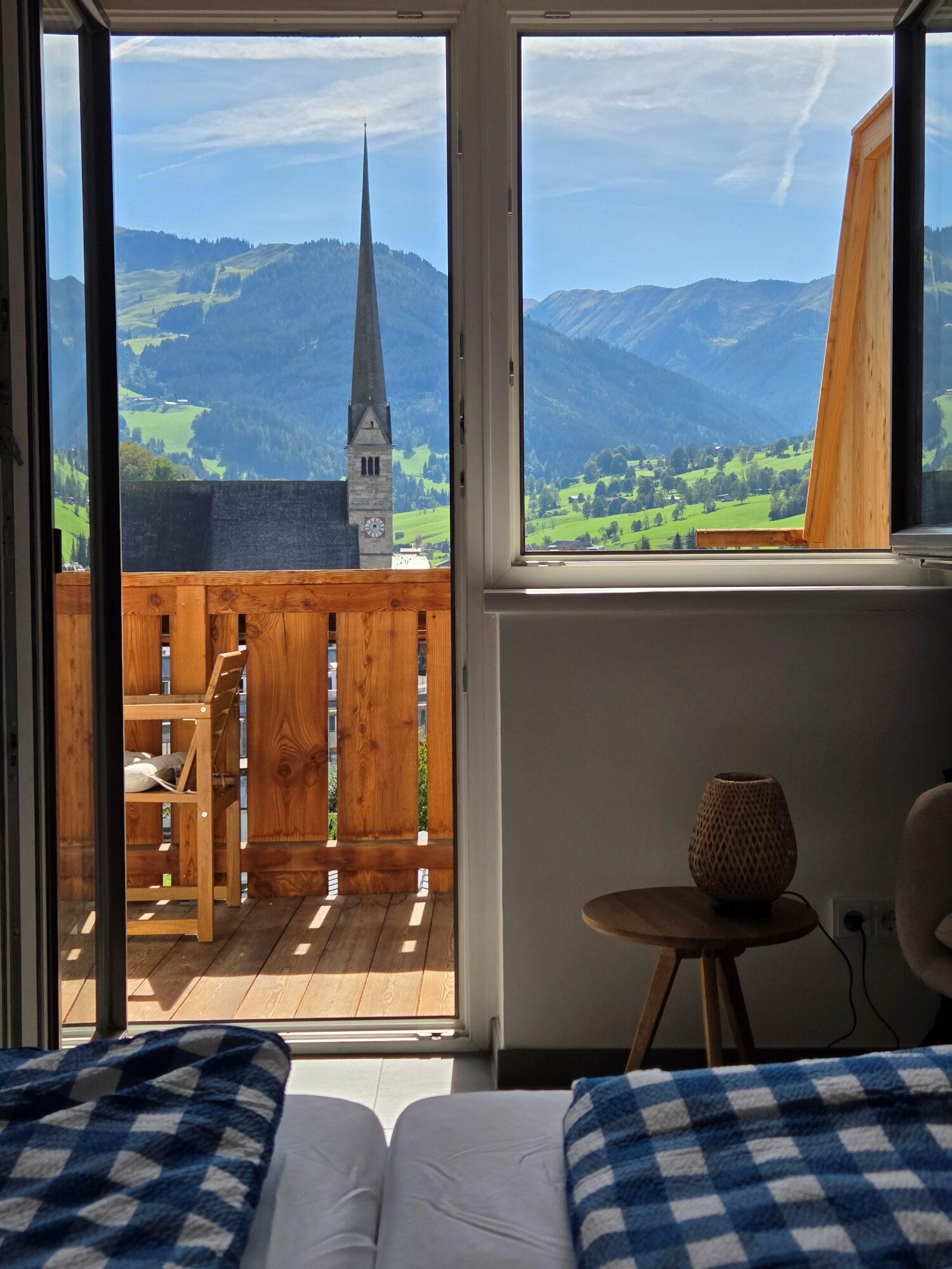 Aufwachen im blauen Apartment Almblick aus dem Bett
