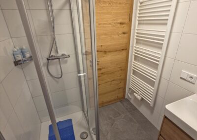Dusche und Handtuchtrockner im Badezimmer