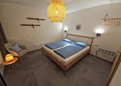 Kingsize Bett und Lesesessel