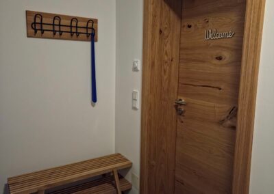 Garderobe am Eingang zum Blauen Apartment
