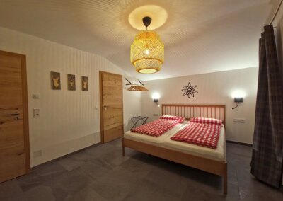 Kingsizebett im Roten Apartment