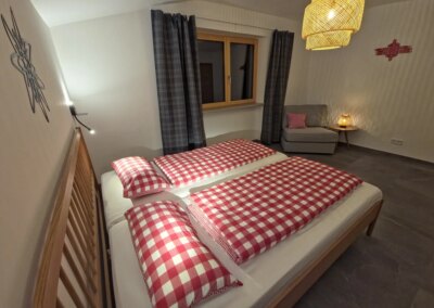 Kingsize-Bett und Schlafsessel