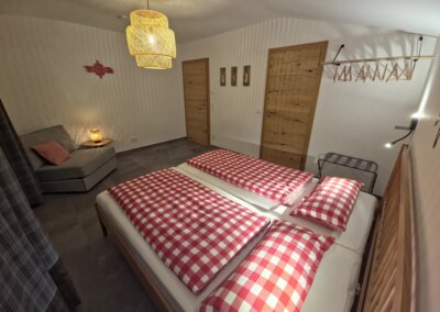 Kingsize-Bett und Kofferablage und Tür zum Badezimmer